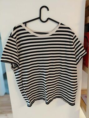 ⭐️ 3/$25 GAP Black and White Striped Short Sleeve Tee Size XL